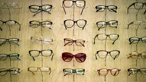 Brillen in einem Optikergeschäft in Düsseldorf