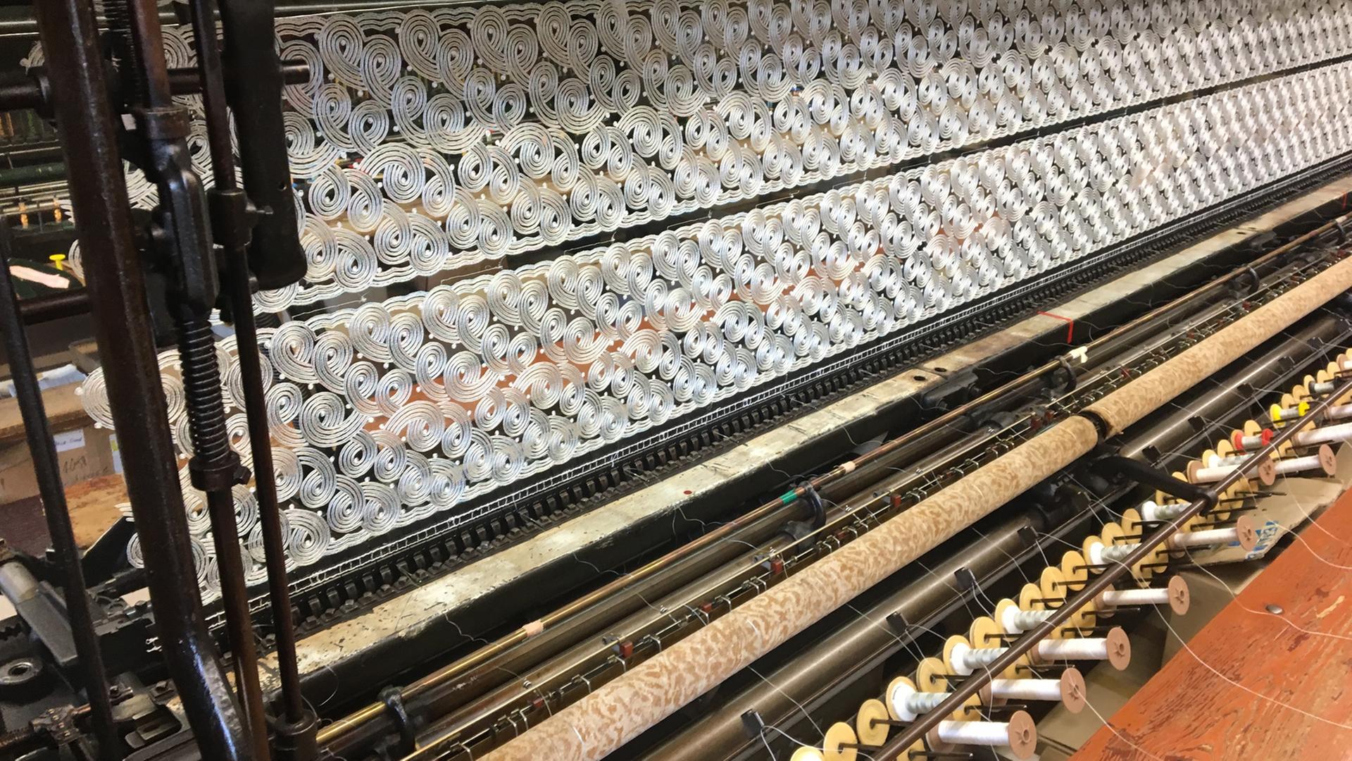 Eine Stickmaschine in der Plauener Schaustickerei Eine Stickmaschine in der Plauener Schaustickerei