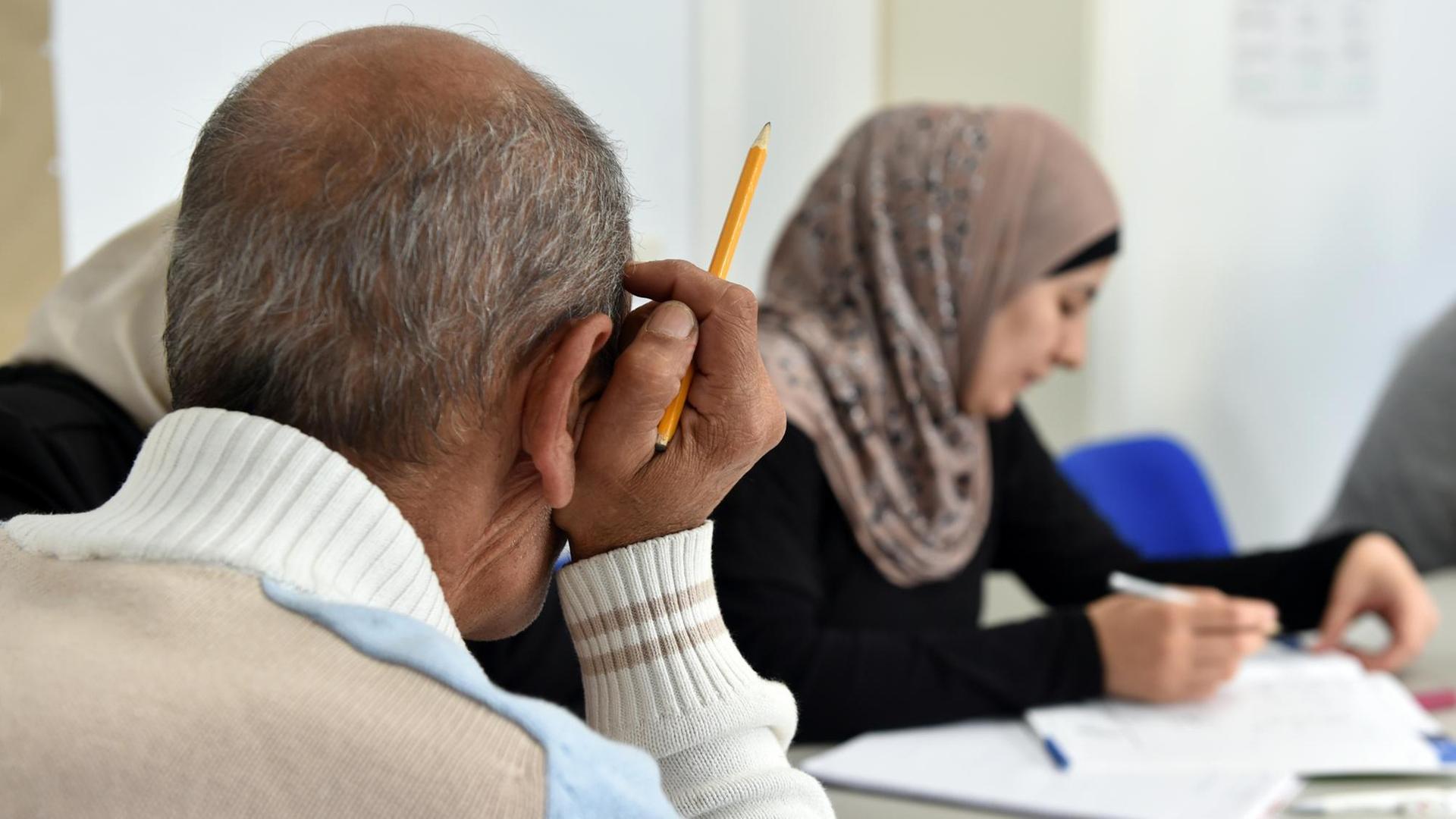 Zuwanderer aus verschiedenen Ländern nehmen am 18.09.2014 in Berlin an einem "Integrationskurs Deutsch" im Sprach- und Integrationszentrum in Berlin teil. Zuwanderer aus verschiedenen Ländern nehmen am 18.09.2014 in Berlin an einem "Integrationskurs Deutsch" im Sprach- und Integrationszentrum in Berlin teil.