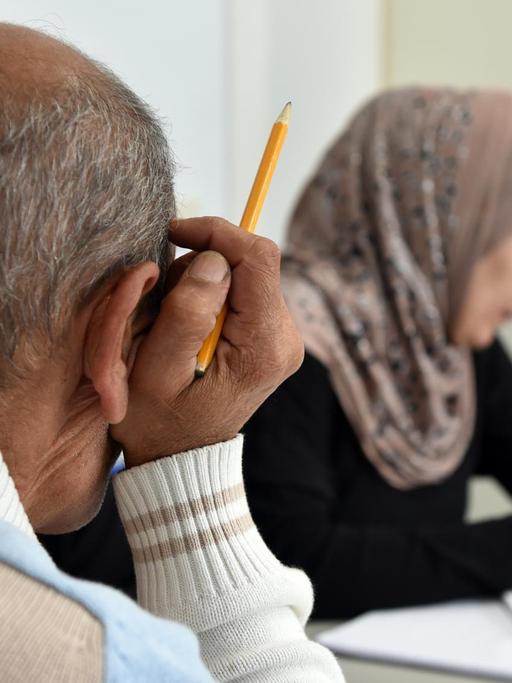 Zuwanderer aus verschiedenen Ländern nehmen am 18.09.2014 in Berlin an einem "Integrationskurs Deutsch" im Sprach- und Integrationszentrum in Berlin teil.