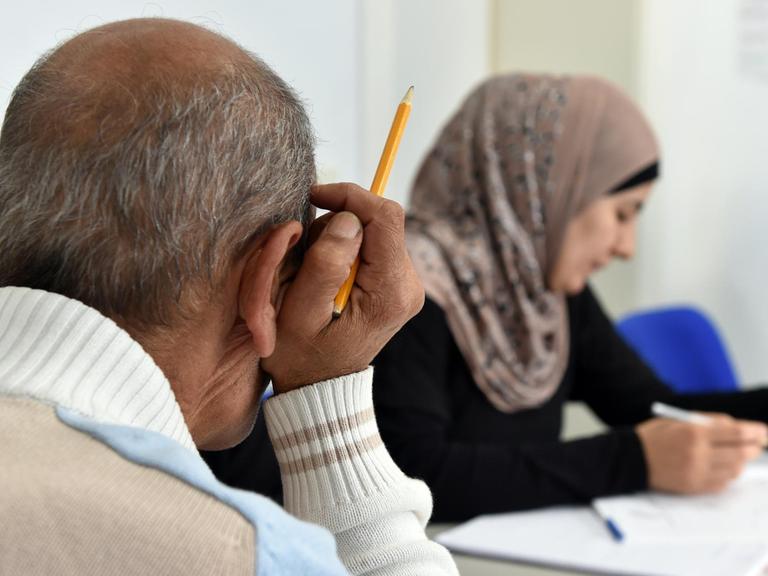 Zuwanderer aus verschiedenen Ländern nehmen am 18.09.2014 in Berlin an einem "Integrationskurs Deutsch" im Sprach- und Integrationszentrum in Berlin teil.