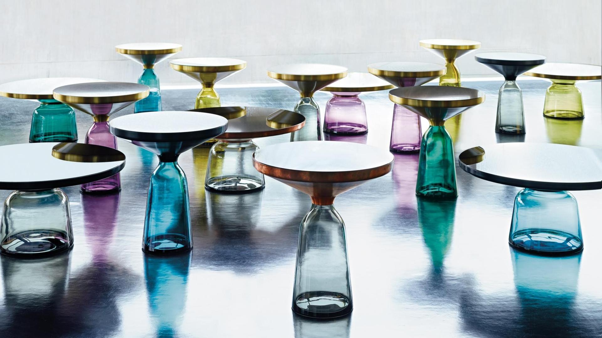 Der Tischfuß des Bell Coffee Table von Designer Sebastian Herkner besteht aus mundgeblasenem Glas, der eine Messingkonstruktion trägt.