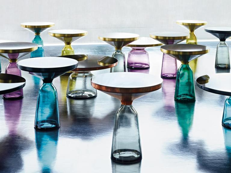 Der Tischfuß des Bell Coffee Table von Designer Sebastian Herkner besteht aus mundgeblasenem Glas, der eine Messingkonstruktion trägt.