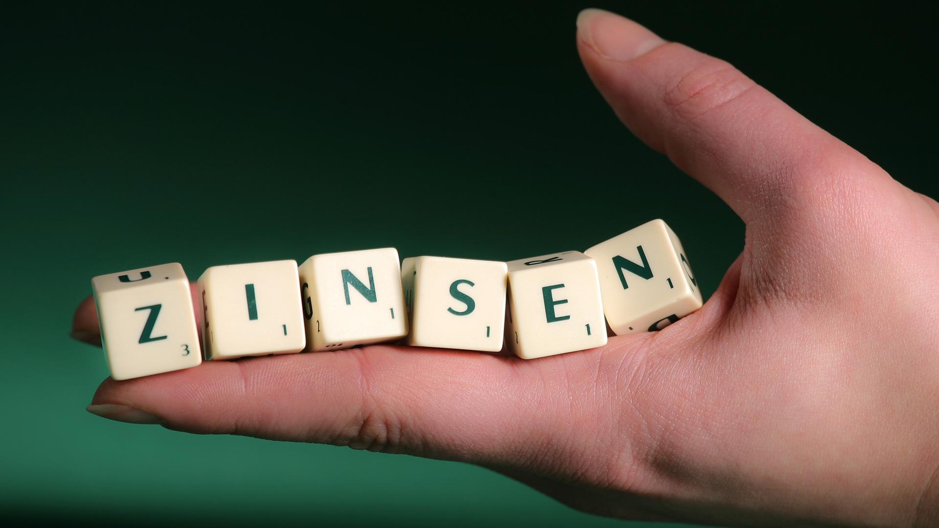 Buchstabenwürfel bilden das Wort Zinsen. Buchstabenwürfel bilden das Wort Zinsen.