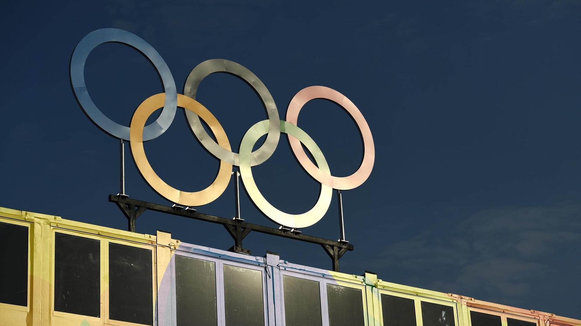 A view of the Olympic rings overlooking the Beach Volley Arena in Rio de Janeiro during the women's beach volleyball qualifying match between Brazil and the Czech Republic on August 6, 2016, for the Rio 2016 Olympic Games. / AFP PHOTO / Leon NEAL A view of the Olympic rings overlooking the Beach Volley Arena in Rio de Janeiro during the women's beach volleyball qualifying match between Brazil and the Czech Republic on August 6, 2016, for the Rio 2016 Olympic Games. / AFP PHOTO / Leon NEAL