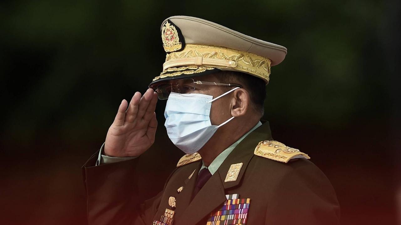 Myanmars Oberbefehlshaber der Verteidigungsstreitkräfte Sen-General Min Aung Hlaing, bei einer Zeremonie für gefallene Nationalhelden, die 1947 ihr Leben für die Wiedererlangung der Unabhängigkeit des Landes geopfert haben. Myanmars Oberbefehlshaber der Verteidigungsstreitkräfte Sen-General Min Aung Hlaing, bei einer Zeremonie für gefallene Nationalhelden, die 1947 ihr Leben für die Wiedererlangung der Unabhängigkeit des Landes geopfert haben.
