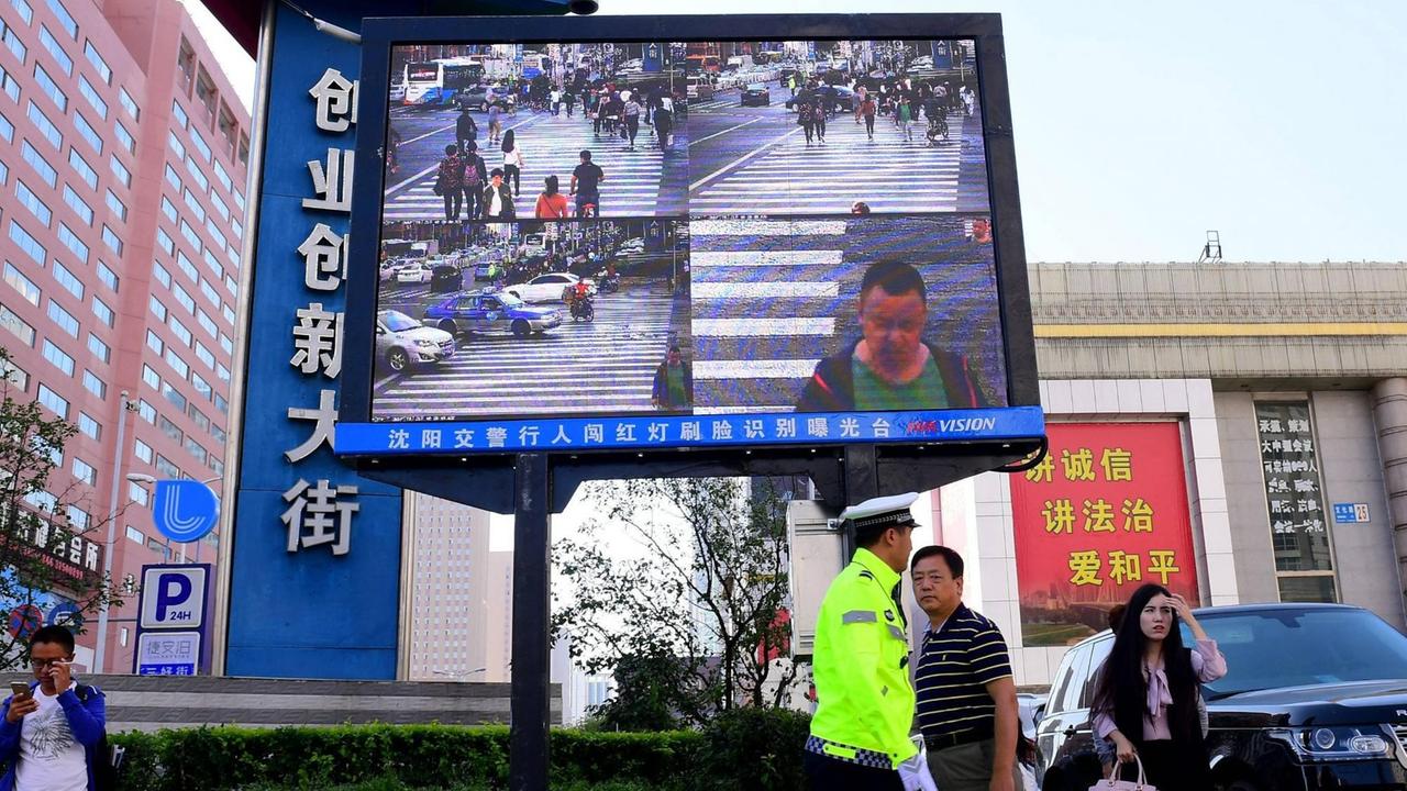 Kamery na rozpoznávanie tváre v Číne, ktoré odrádzajú chodcov od ilegálneho prechodu na červenú.