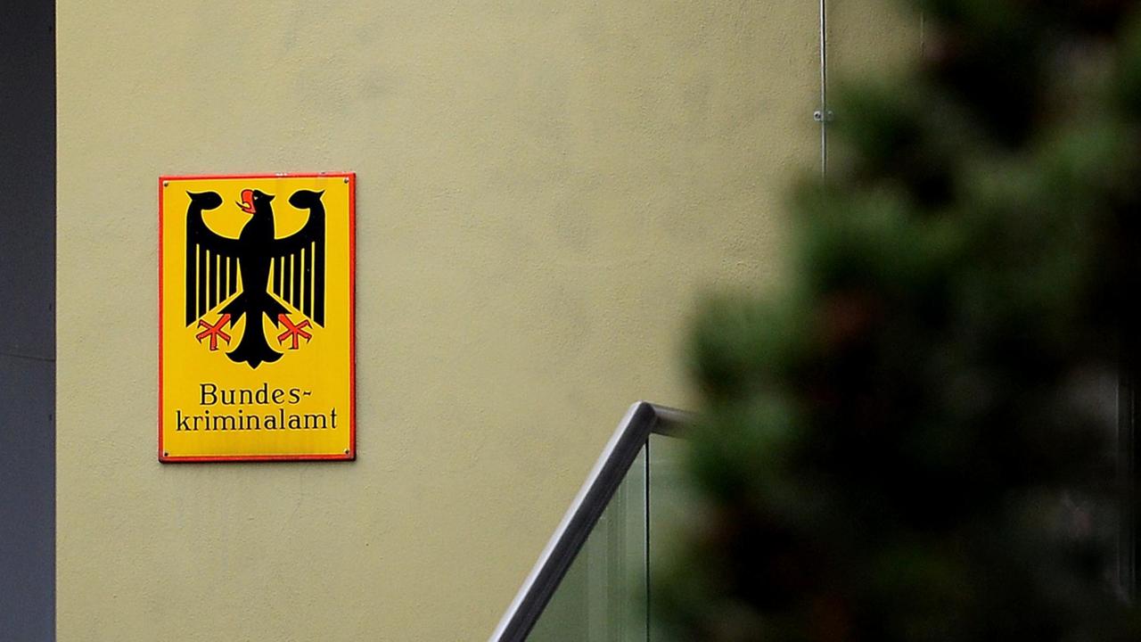 Ein Schild mit dem Schriftzug "Bundeskriminalamt", aufgenommen an einem Gebäude des Bundeskriminalamts (BKA) in Wiesbaden (Hessen).
