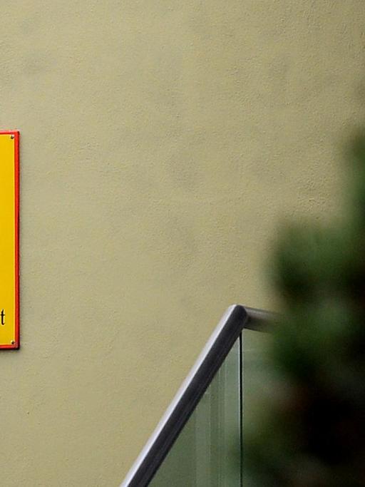 Ein Schild mit dem Schriftzug "Bundeskriminalamt", aufgenommen an einem Gebäude des Bundeskriminalamts (BKA) in Wiesbaden (Hessen).