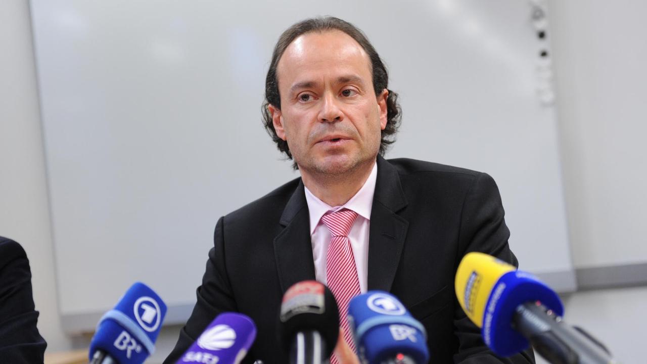 Oberstaatsanwalt Kai Gräber spricht auf einer Pressekonferenz. Oberstaatsanwalt Kai Gräber spricht auf einer Pressekonferenz.