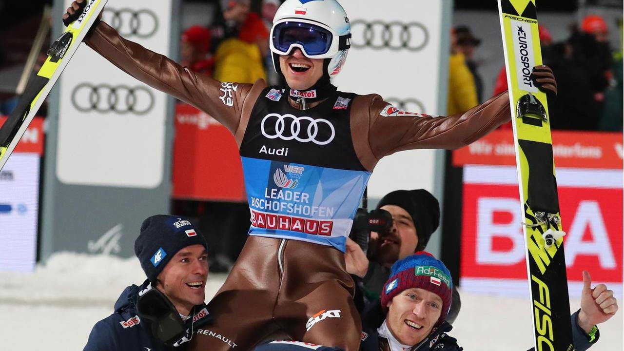 Kamil Stoch aus Polen feiert seinen Sprung im 2. Durchgang in Bischofshofen. Kamil Stoch aus Polen feiert seinen Sprung im 2. Durchgang in Bischofshofen.