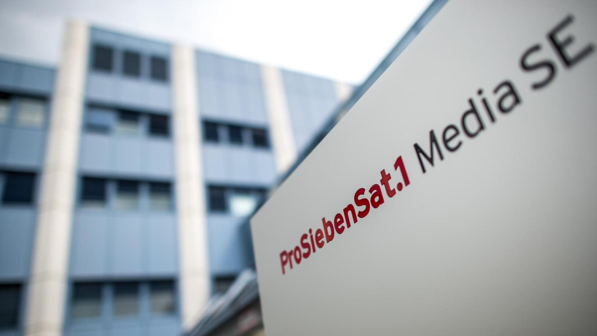 Das Logo und der Schriftzug der "ProSiebenSat.1 Media SE" auf einem Schild vor dem Vorstandsgebäude in München.