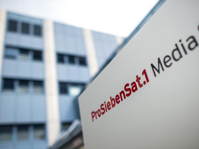 Das Logo und der Schriftzug der "ProSiebenSat.1 Media SE" auf einem Schild vor dem Vorstandsgebäude in München.