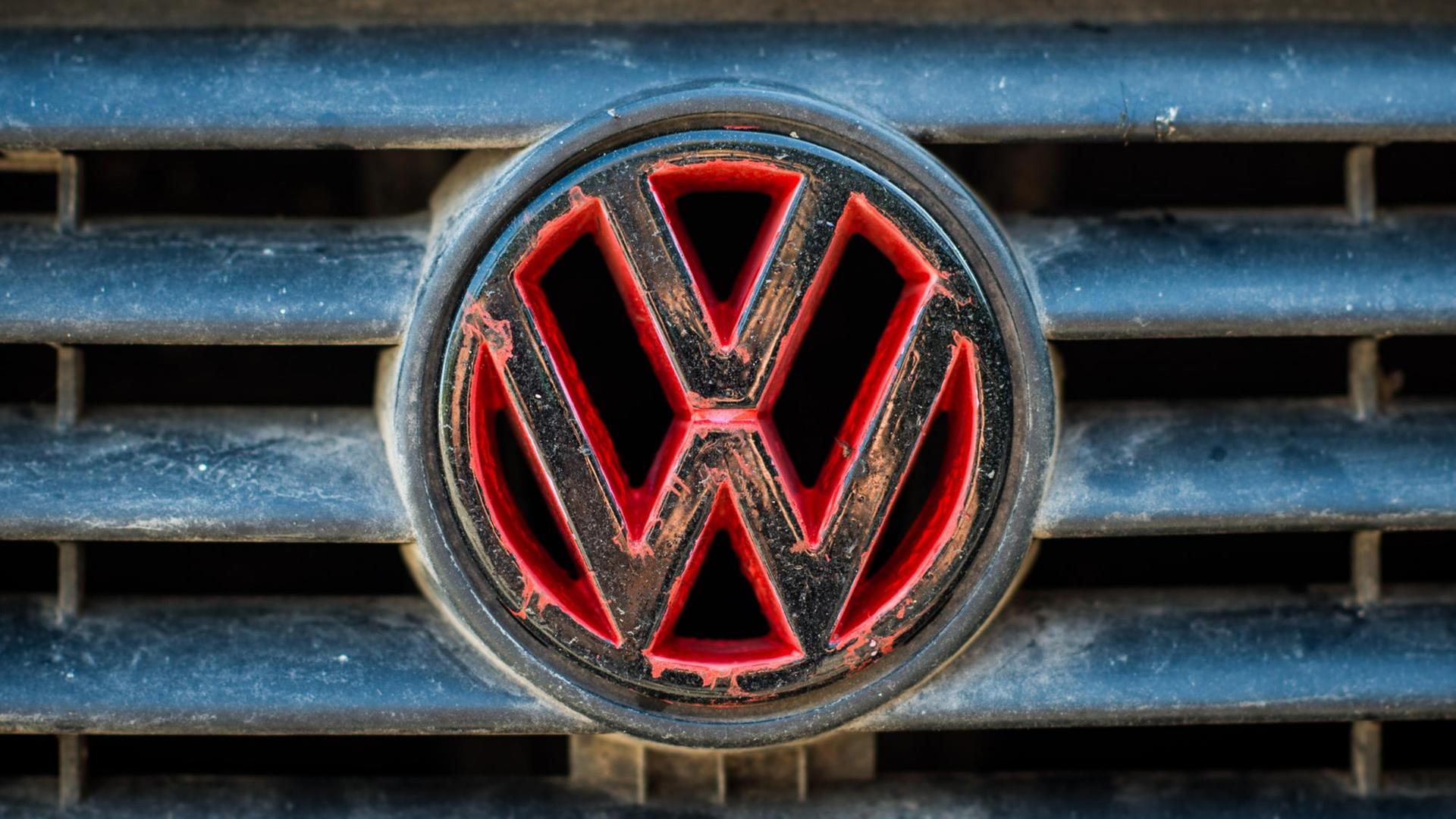 Das Volkswagen Logo auf einem VW Golf vor dem VW Werk in Wolfsburg Das Volkswagen Logo auf einem VW Golf vor dem VW Werk in Wolfsburg