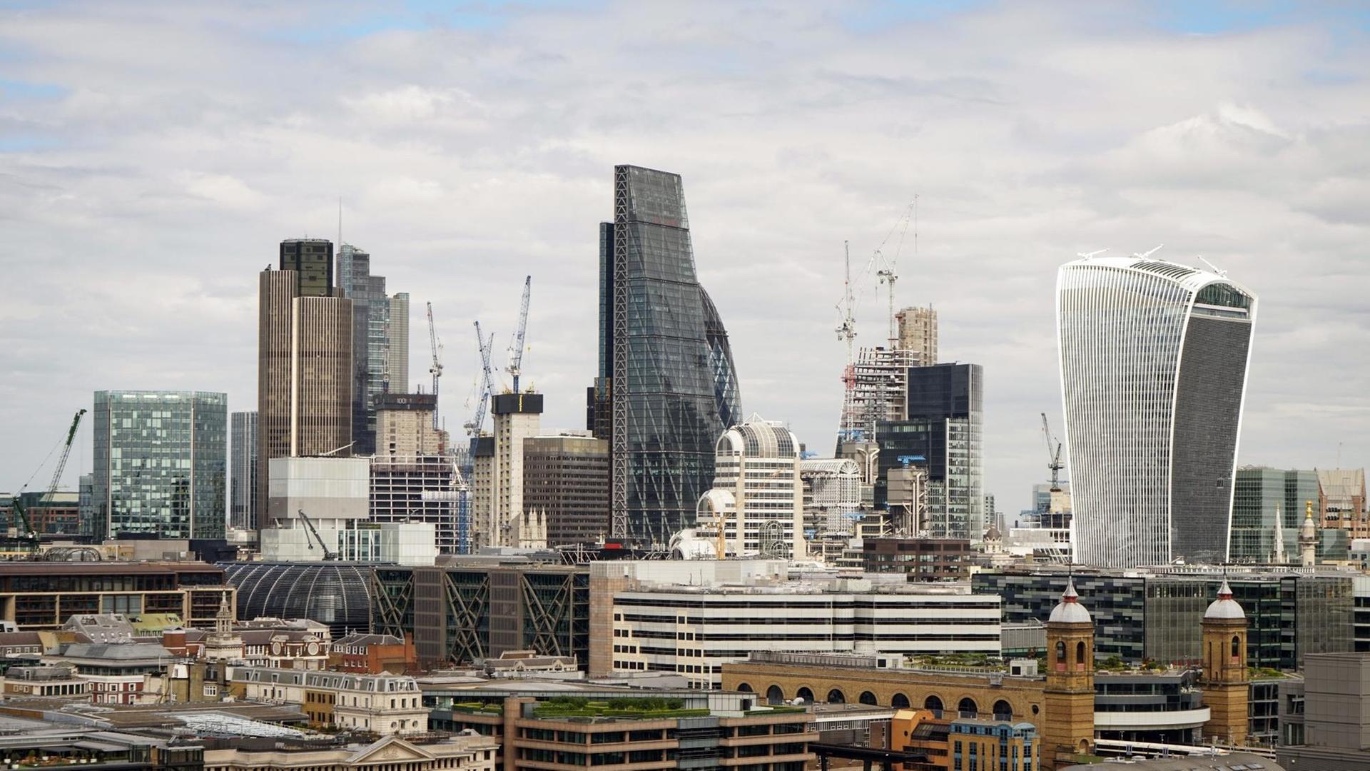 Die Skyline des Londoner Finanzzentrums "The City" - gesehen von der Tate Modern. Die Skyline des Londoner Finanzzentrums "The City" - gesehen von der Tate Modern.
