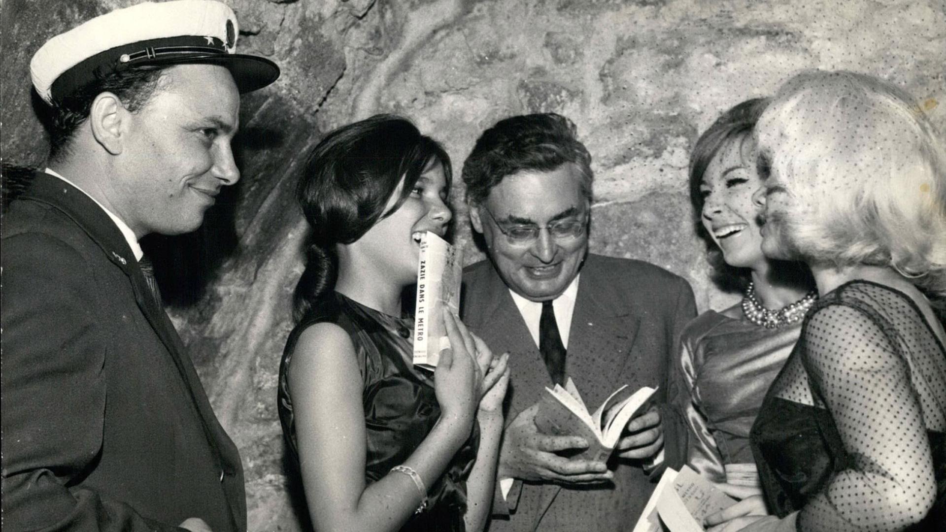 Raymond Queneau - bei der Vorstellung der englischen Übersetzung von "Zazie dans le Metro" im Jahr 1959. Raymond Queneau - bei der Vorstellung der englischen Übersetzung von "Zazie dans le Metro" im Jahr 1959.
