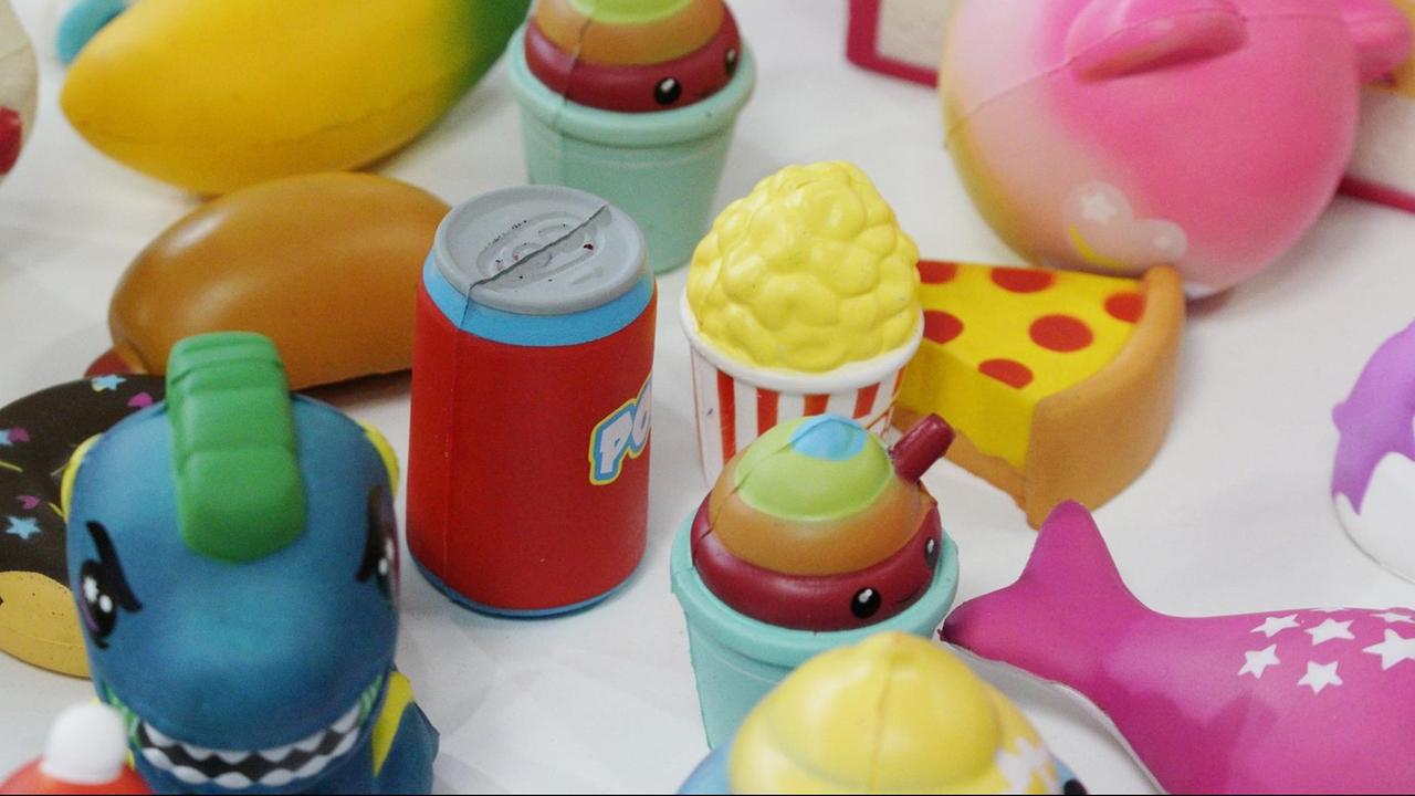 Plastikspielzeug in grellen Farben. Plastikspielzeug in grellen Farben.