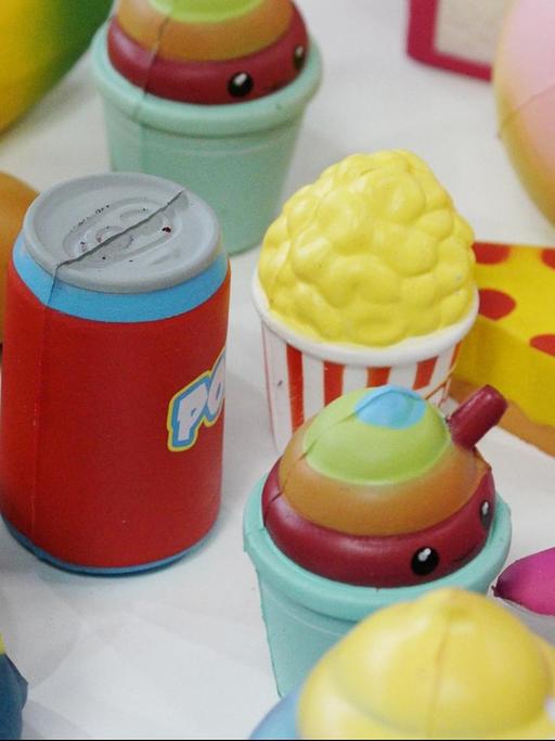Plastikspielzeug in grellen Farben.