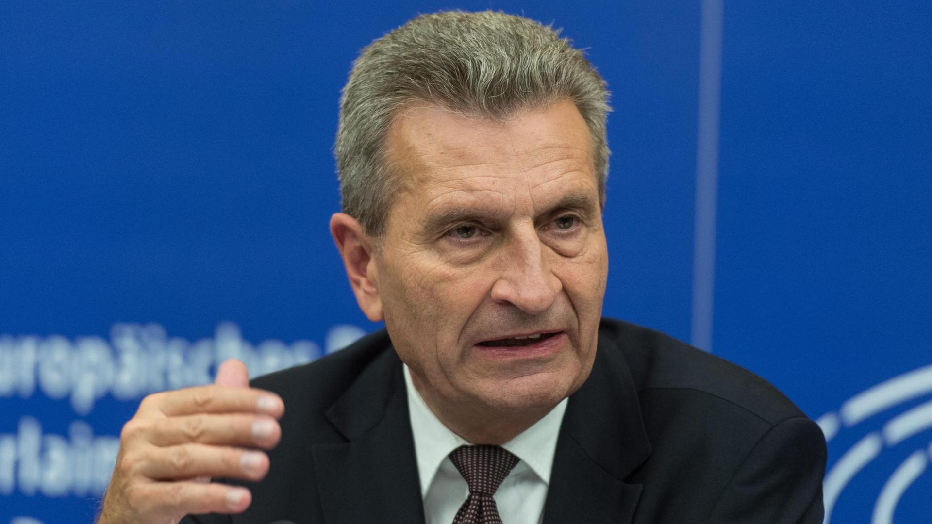 Günther Oettinger spricht bei einer Pressekonferenz in Straßburg Günther Oettinger spricht bei einer Pressekonferenz in Straßburg