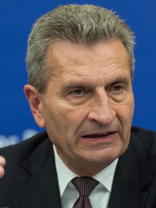 Günther Oettinger spricht bei einer Pressekonferenz in Straßburg