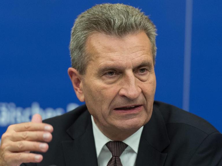 Günther Oettinger spricht bei einer Pressekonferenz in Straßburg