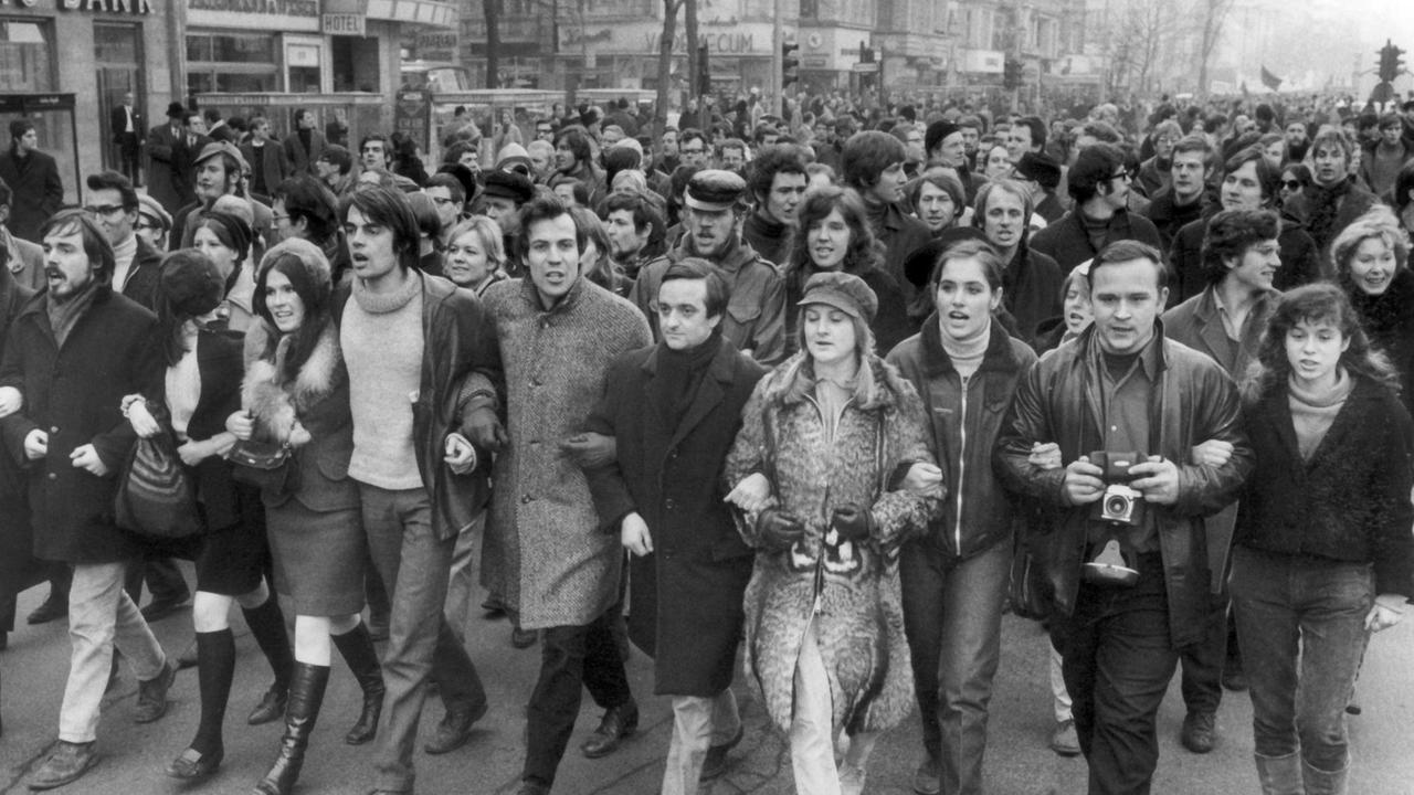 Demonstranten am 03.02.1968 auf dem Kurfürstendamm. Nach einer genehmigten, zunächst gewaltlosen Demonstration gegen die Militärdiktatur in Griechenland zogen mehrere hundert Demonstranten auf den Kurfürstendamm und errichteten Barrikaden. Die Polizei setzte mehrfach Wasserwerfer ein. Foto: Konrad Giehr +++(c) dpa - Report+++ | Verwendung weltweit Demonstranten am 03.02.1968 auf dem Kurfürstendamm. Nach einer genehmigten, zunächst gewaltlosen Demonstration gegen die Militärdiktatur in Griechenland zogen mehrere hundert Demonstranten auf den Kurfürstendamm und errichteten Barrikaden. Die Polizei setzte mehrfach Wasserwerfer ein. Foto: Konrad Giehr +++(c) dpa - Report+++ | Verwendung weltweit