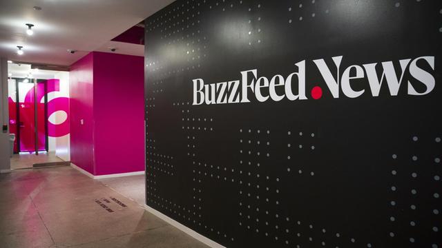 Das BuzzFeed News-Logo an einer Wand in der BuzzFeed-Zentrale in New York.