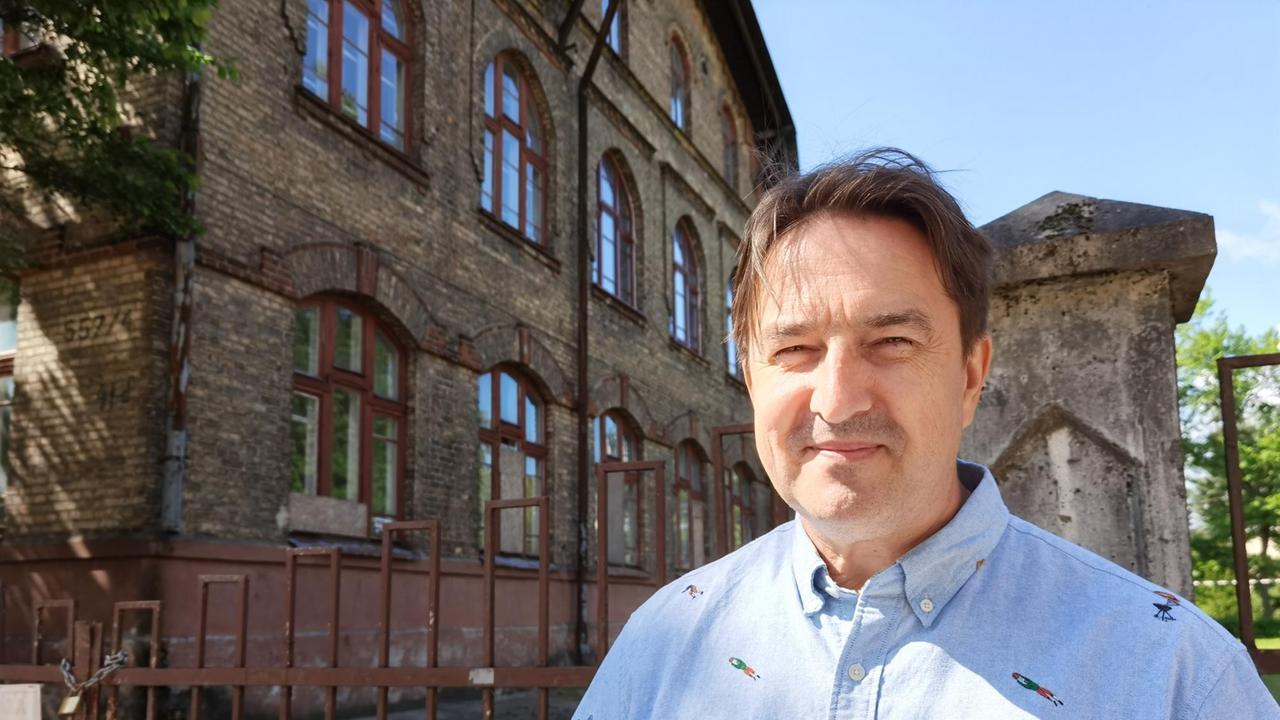 Andrzej Rusewicz vor der ehemaligen Gewerbeschule in Białystok, in der das jüdische Museum entstehen soll. Andrzej Rusewicz vor der ehemaligen Gewerbeschule in Białystok, in der das jüdische Museum entstehen soll.