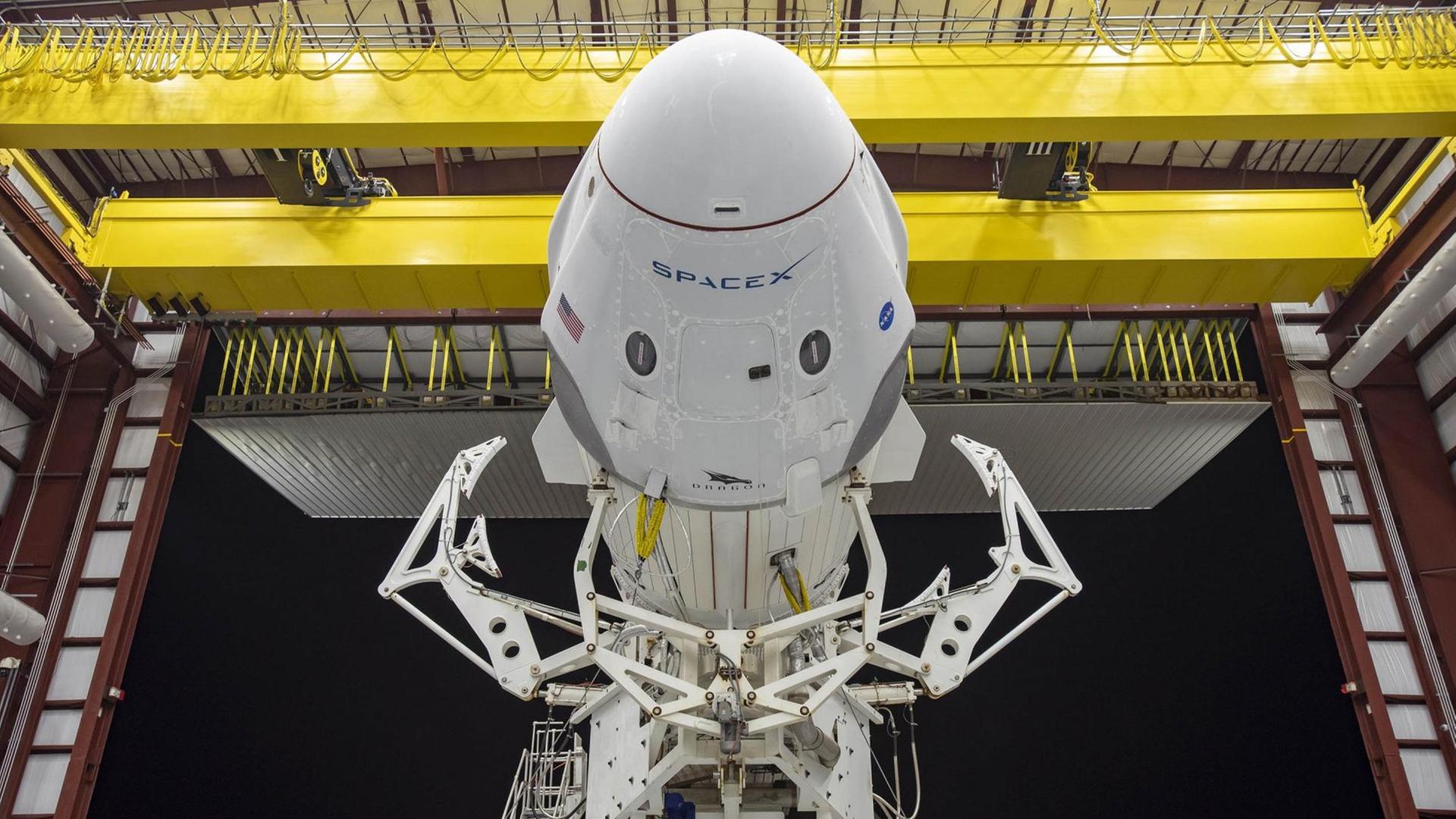 Eine Falcon-9-Rakete des kalifornischen Raumfahrtunternehmens SpaceX soll die beiden Astronauten an Bord zur Internationalen Raumstation ISS fliegen. Eine Falcon-9-Rakete des kalifornischen Raumfahrtunternehmens SpaceX soll die beiden Astronauten an Bord zur Internationalen Raumstation ISS fliegen.
