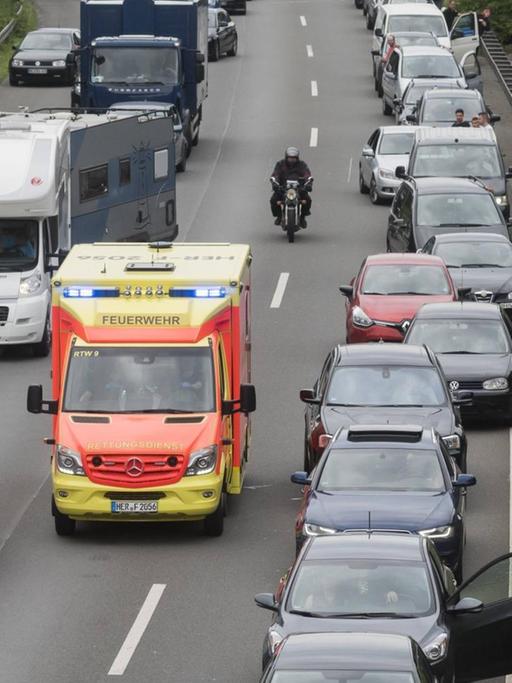 Ein Rettungswagen fährt nach einem schweren Verkehrsunfall in Herne am 30.07.2016 auf der Autobahn A42, Emscherschnellweg, durch eine Rettungsgasse.