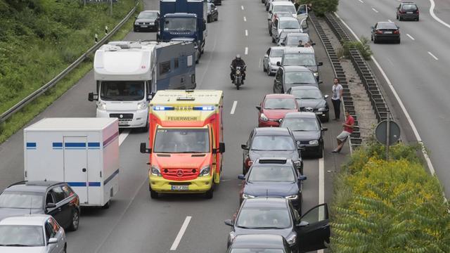 Ein Rettungswagen fährt nach einem schweren Verkehrsunfall in Herne am 30.07.2016 auf der Autobahn A42, Emscherschnellweg, durch eine Rettungsgasse.