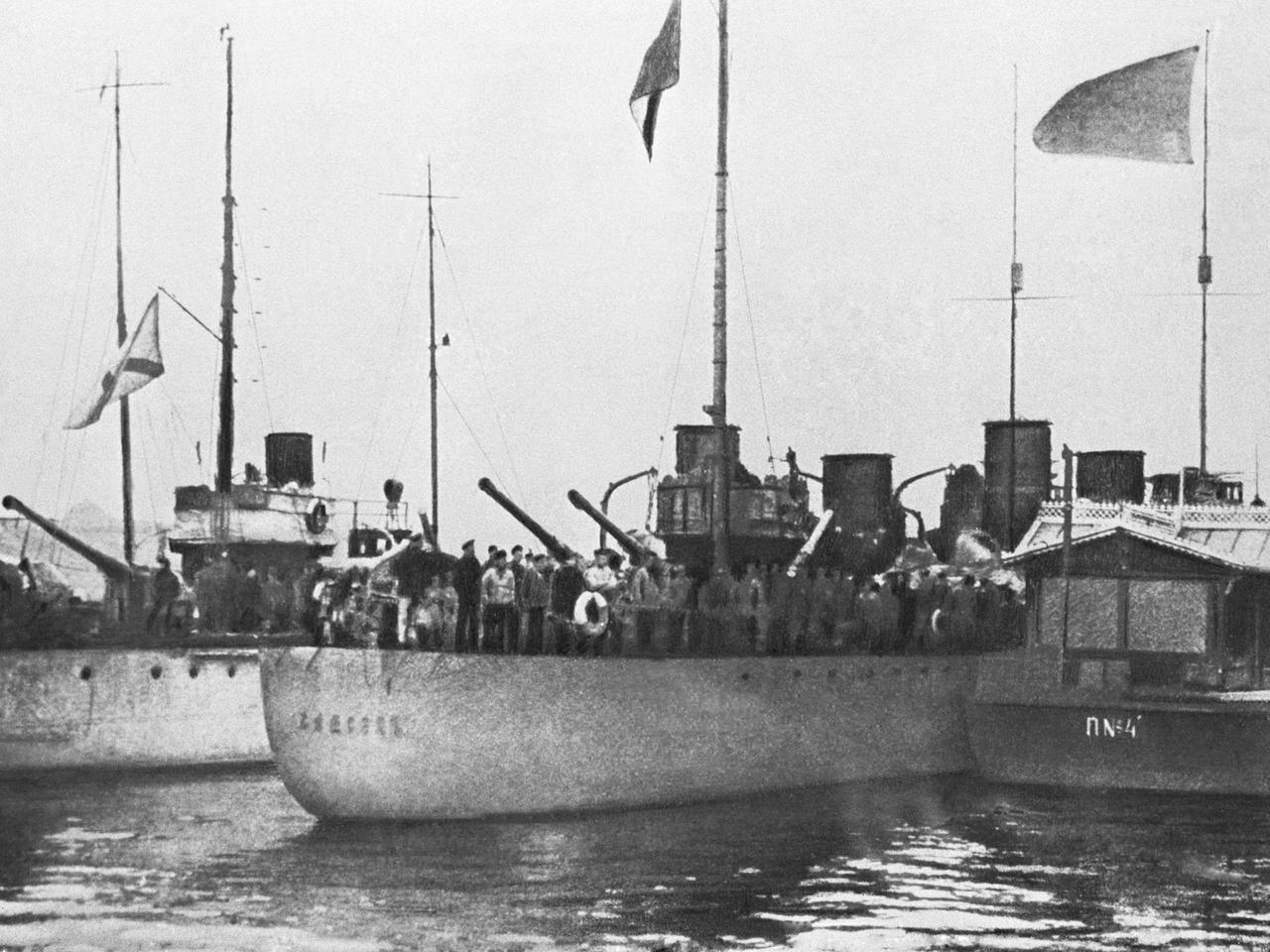 Die Zerstörer Samson, Zabijaka und Metki kommen aus Helsiniki um Befehle des militärischen Revolutionskommandos auszuführen. Die Zerstörer Samson, Zabijaka und Metki kommen aus Helsiniki um Befehle des militärischen Revolutionskommandos auszuführen.