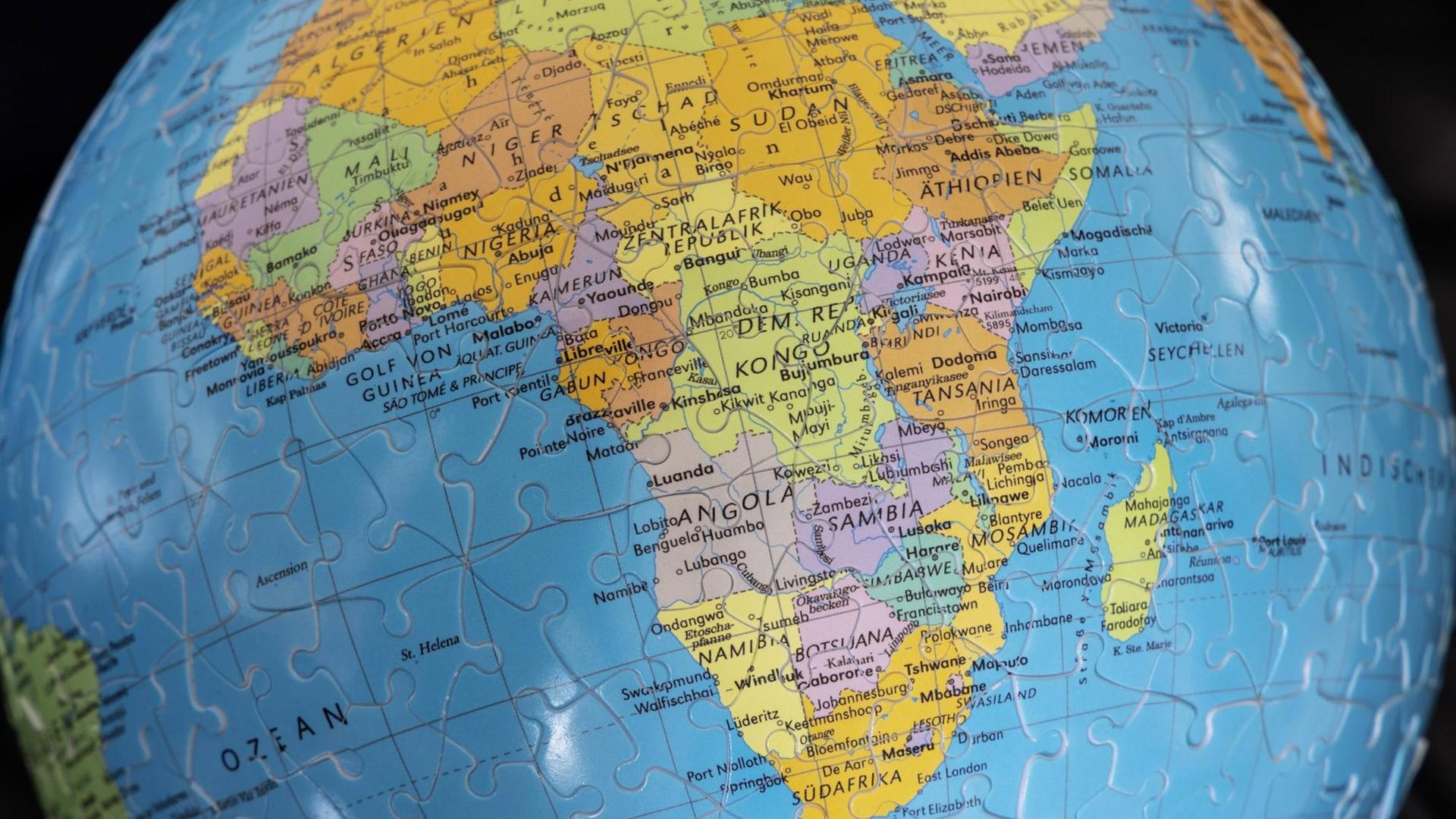 Karte des Kontinents Afrika auf einem Puzzle-Globus mit den einzelnen Staaten in unterschiedlichen Farben.