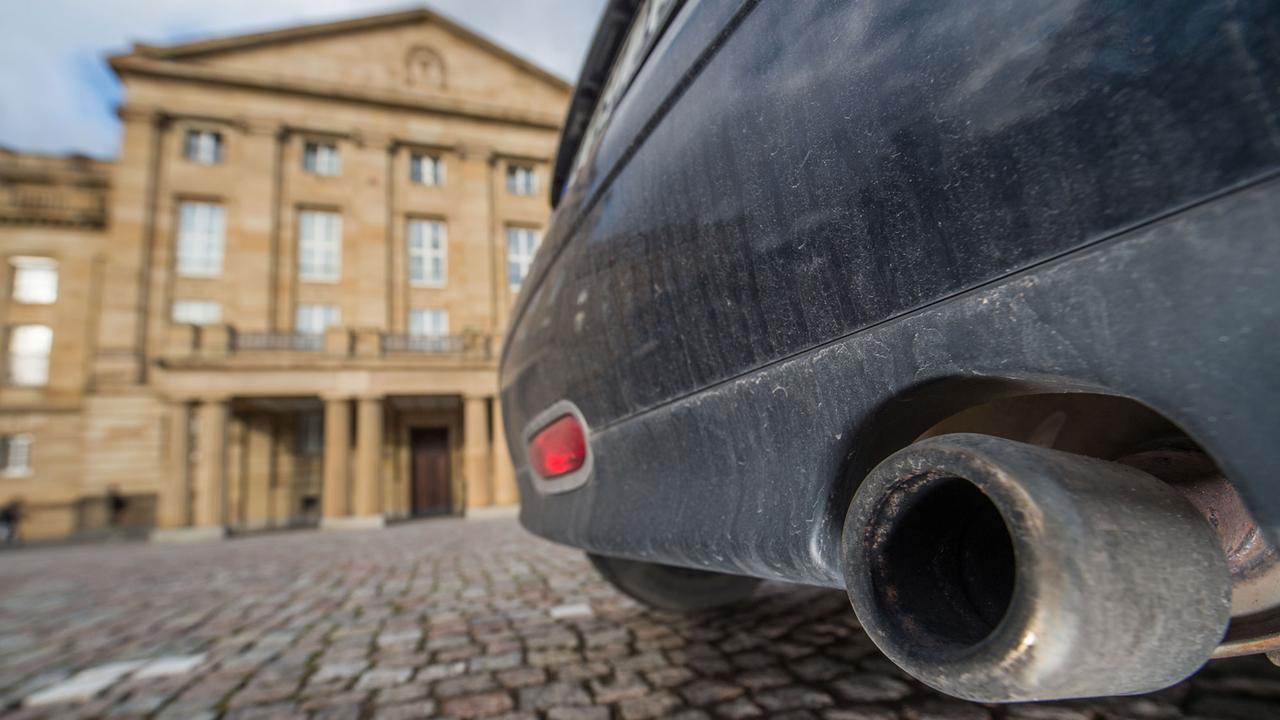 Joachim Herrmann (CSU) hält nichts von Fahrverboten für Dieselfahrzeuge. Diese bestraften nur die Verbraucher, sagte er im Dlf. Joachim Herrmann (CSU) hält nichts von Fahrverboten für Dieselfahrzeuge. Diese bestraften nur die Verbraucher, sagte er im Dlf.