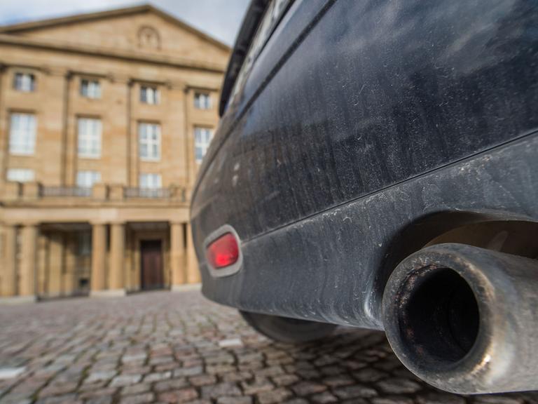 Ein Auto mit dreckiger Stoßstange steht am 24.02.2017 vor dem Gelände des Staatstheaters in Stuttgart (Baden-Württemberg). Die Stadt Stuttgart will ein Fahrverbot von älteren Dieselfahrzeugen im Stadtgebiet prüfen.