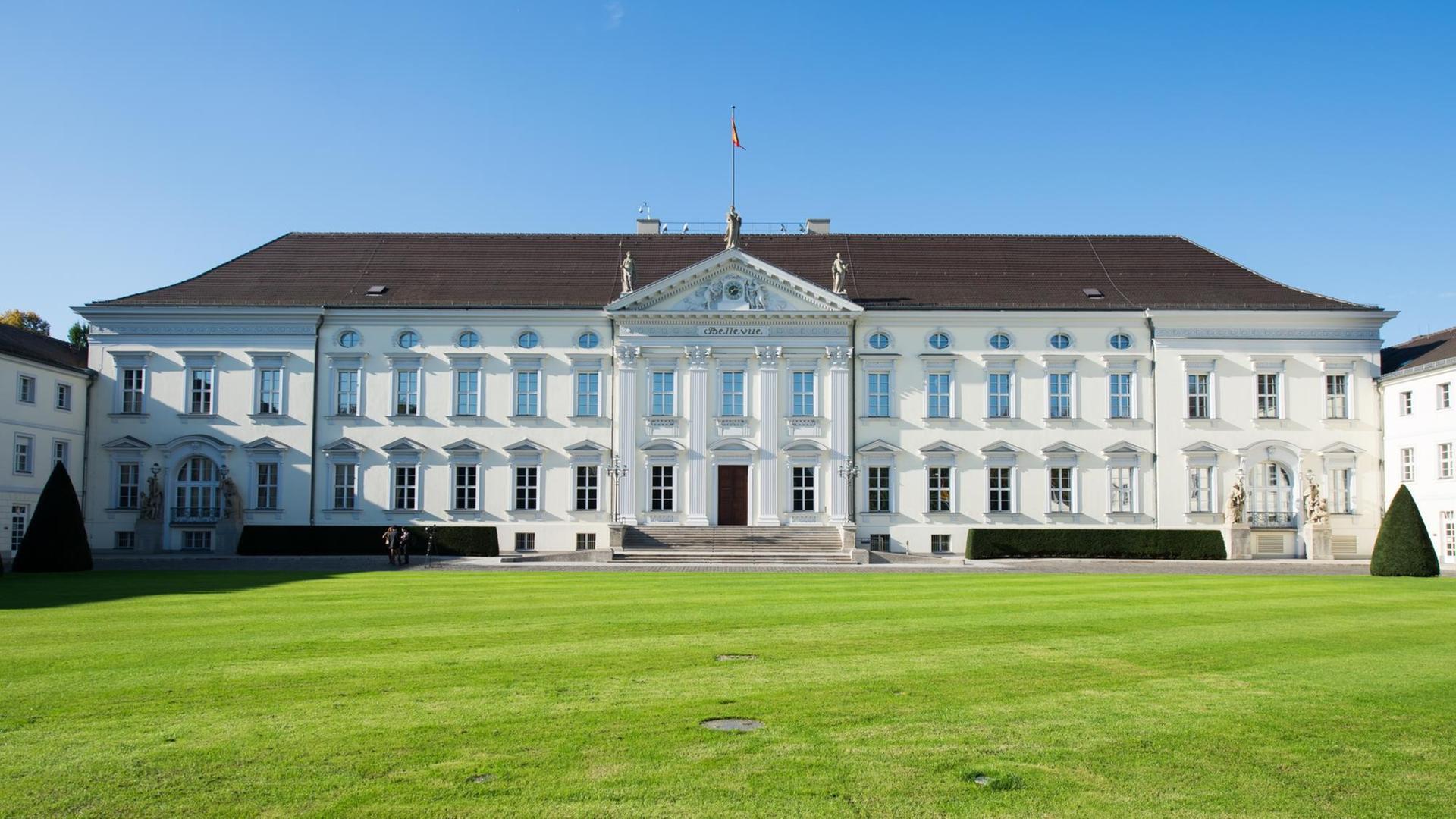 Schloss Bellevue vor grüner Wiese und unter blauem Himmel Schloss Bellevue vor grüner Wiese und unter blauem Himmel