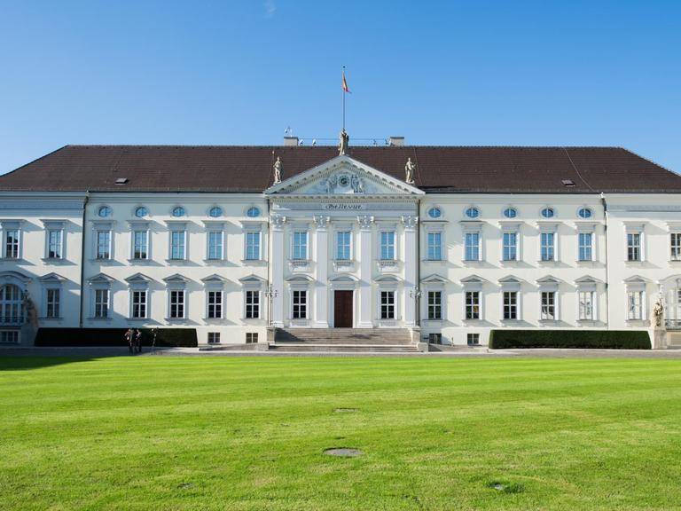 Schloss Bellevue vor grüner Wiese und unter blauem Himmel