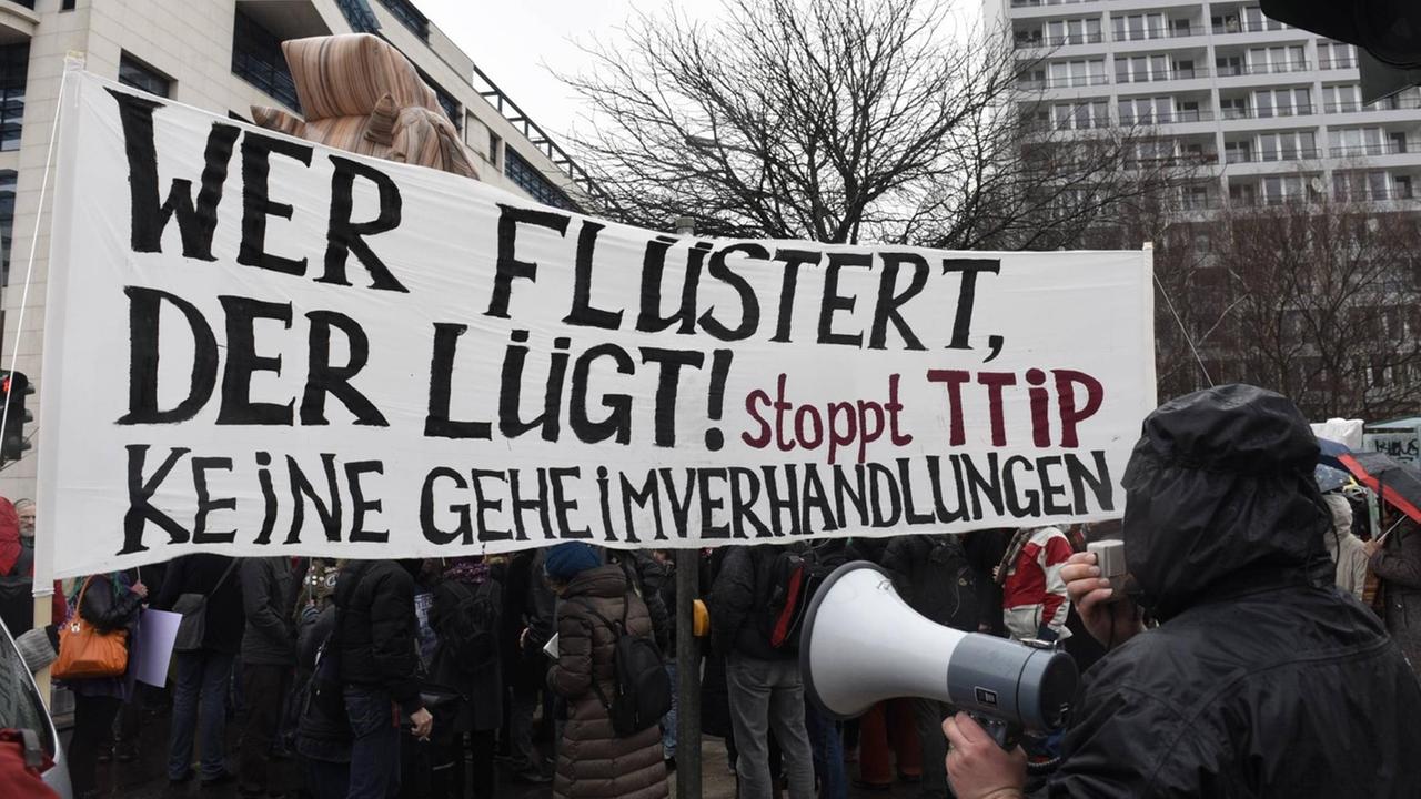 Proteste gegen TTIP - Gegner kritisieren intransparente Verhandlungen über das Freihandelsabkommen zwischen EU und USA. Proteste gegen TTIP - Gegner kritisieren intransparente Verhandlungen über das Freihandelsabkommen zwischen EU und USA.