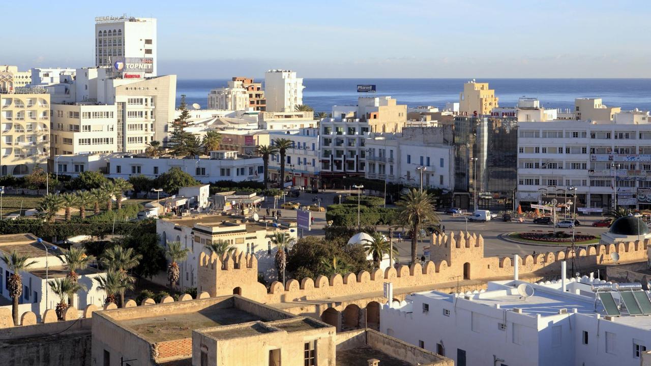 Ansicht des Badeorts Sousse mit vielen Hotels. Im Hintergrund ist das Meer.