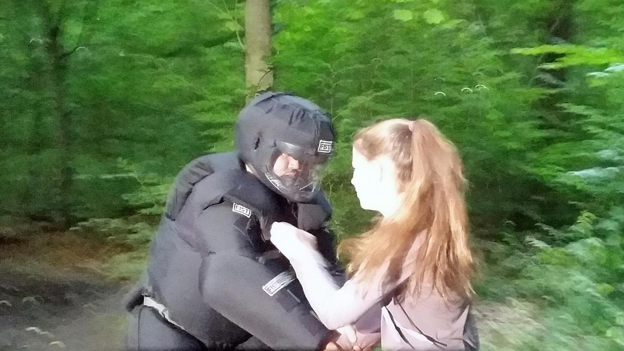 Übungsszenario im Wald: Die Ju-Jutsu-Frauen vom Hamburger TSV Niendorf üben praktisch Angriff und Verteidigung.
