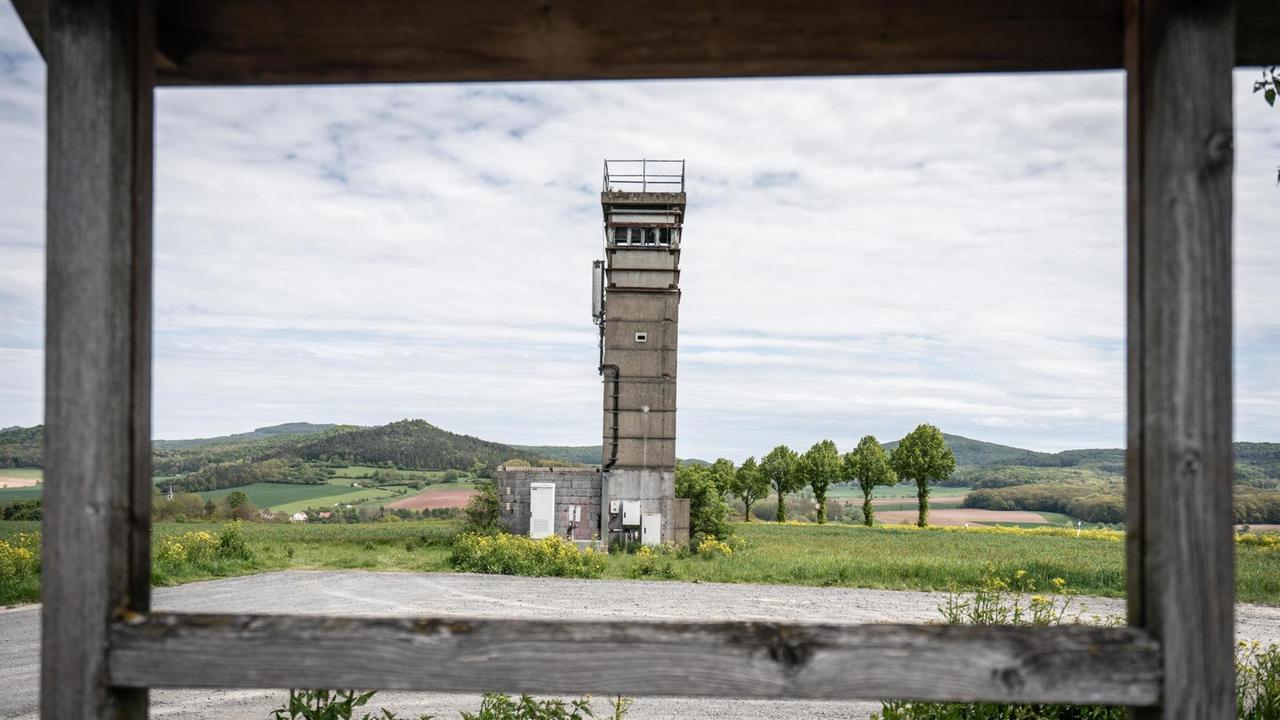 Thüringen, Buttlar: Ein alter DDR-Grenzturm, der heute auch als Mobilfunkmast dient. Thüringen, Buttlar: Ein alter DDR-Grenzturm, der heute auch als Mobilfunkmast dient.