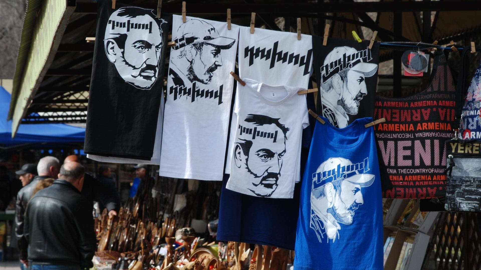 T-Shirts mit dem Bild des Revolutionsführers Nikol Paschinjan T-Shirts mit dem Bild des Revolutionsführers Nikol Paschinjan
