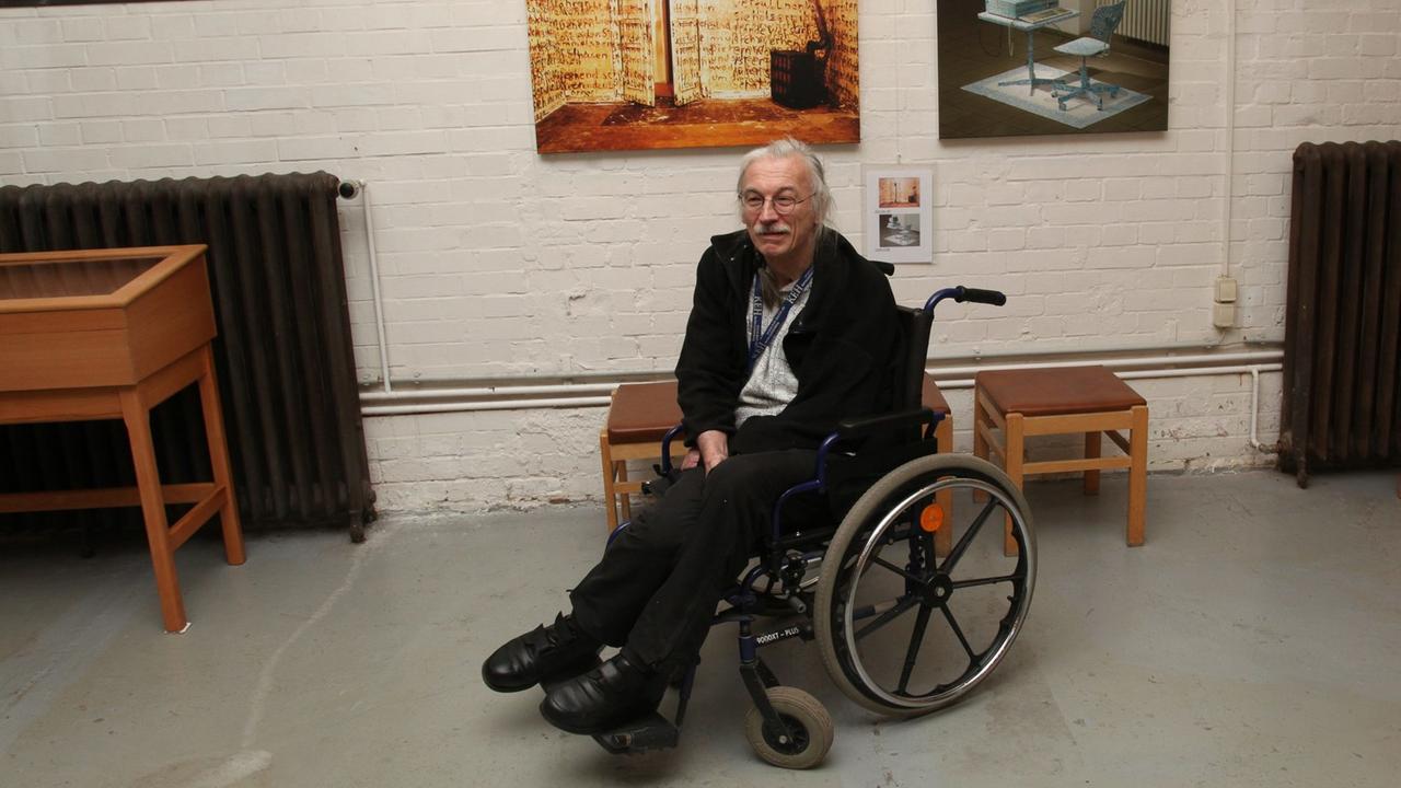 Karl-Heinz Pantke sitzt in einem Rollstuhl.
Karl-Heinz Pantke sitzt in einem Rollstuhl.