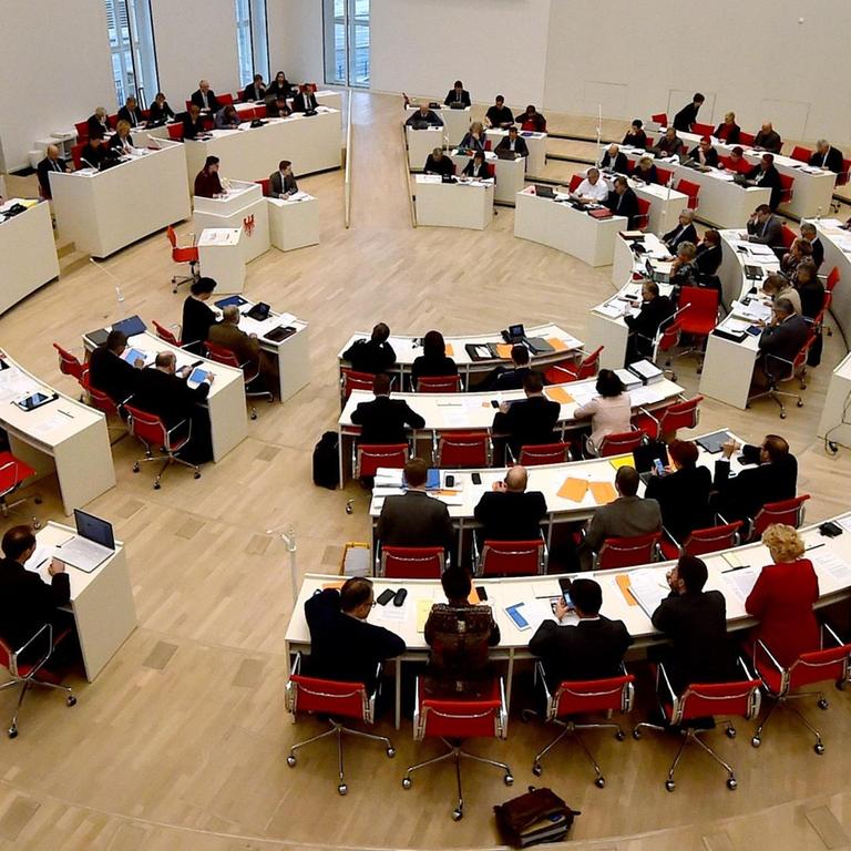 Brandenburgs Abgeordnete beraten in der Landtagssitzung am 15.12.2016 in Potsdam (Brandenburg) über den Haushaltsplan 2017/2018.