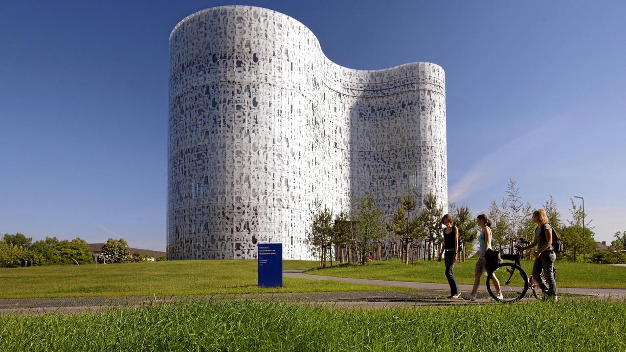 Alle Hoffnungen richten sich auf die Technikwissenschaften der BTU Cottbus - Brandenburgs einziger technischer Hochschule. Das Foto zeigt den futuristisch anmutenden Bau des Kommunikations- und Medienzentrums auf dem Campus. Alle Hoffnungen richten sich auf die Technikwissenschaften der BTU Cottbus - Brandenburgs einziger technischer Hochschule. Das Foto zeigt den futuristisch anmutenden Bau des Kommunikations- und Medienzentrums auf dem Campus.