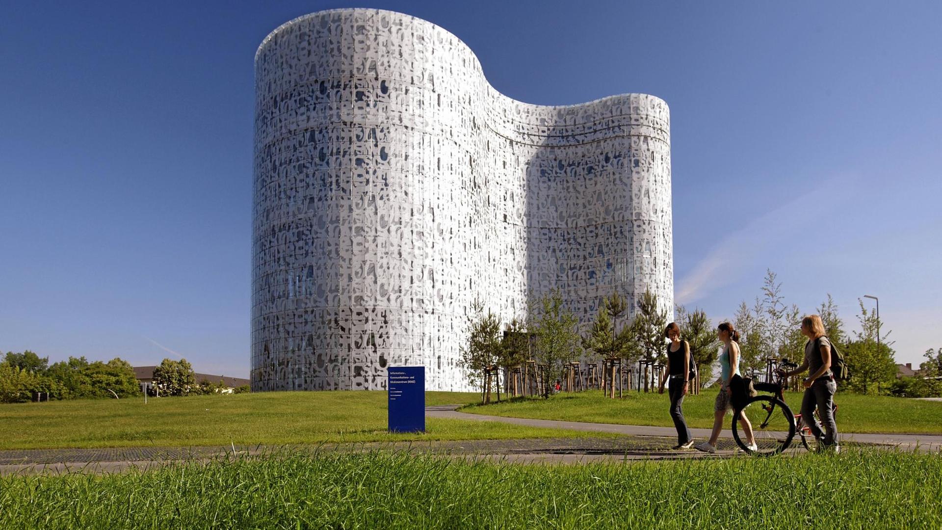 Der futuristisch anmutende Bau des Kommunikations- und Medienzentrums auf dem Campus BTU Cottbus, Brandenburgs einziger technischer Hochschule Der futuristisch anmutende Bau des Kommunikations- und Medienzentrums auf dem Campus BTU Cottbus, Brandenburgs einziger technischer Hochschule