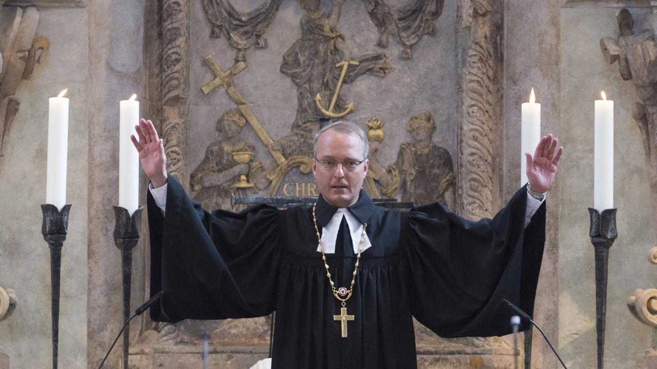 Der sächsische Landesbischof Carsten Rentzing in der barocken Dresdner Frauenkirche bei einem Festgottesdienst zum zehnjährigen Wiederaufbau. Der sächsische Landesbischof Carsten Rentzing in der barocken Dresdner Frauenkirche bei einem Festgottesdienst zum zehnjährigen Wiederaufbau.