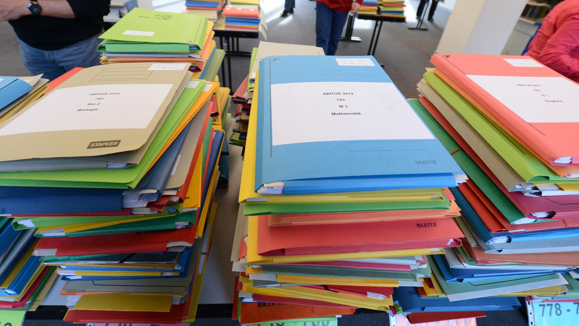 Abitur-Klausuren werden in Stuttgart im Regierungspräsidium sortiert und für die Zweitkorrektur verteilt.