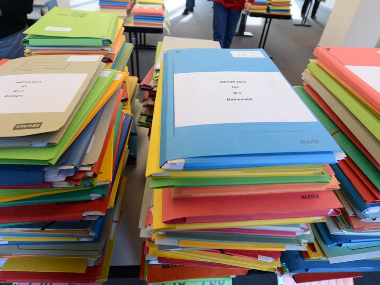 Abitur-Klausuren werden in Stuttgart im Regierungspräsidium sortiert und für die Zweitkorrektur verteilt.