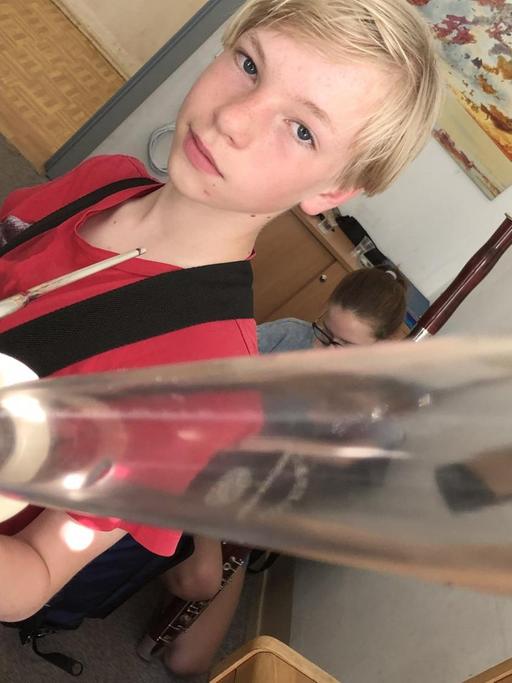 Schüler hält Kinderfagott mit Kunststoffaufsatz